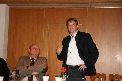Landrat G�nther-Martin Pauli bei seiner Rede mit unserem Landtagsabgeordneten Karl-Wilhelm R�hm.
