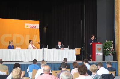 Frau Annette Widmann-Mauz h�lt Ihre Rede, nicht nur das Tagungspr�sidium h�rt aufmerksam zu.