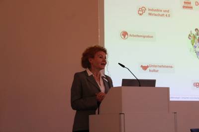 Frau Anke Traber, Vorsitzende der Gesch�ftsf�hrung der Agentur f�r Arbeit, stimmt uns auf das Thema ein