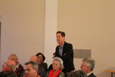 Herr Stefan Hipp, leitender Schulamtsdirektor, erg�nzt beim Thema Schule und Bildung. 