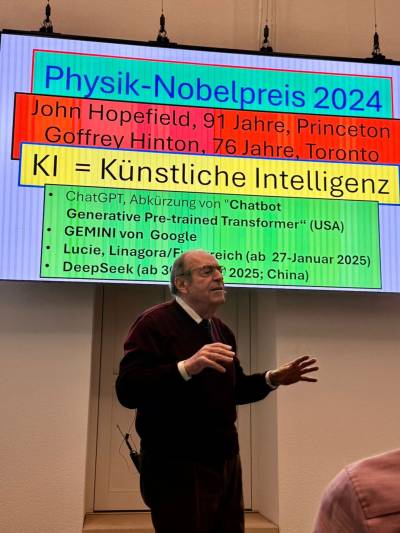 Prof. Dr. Amand F��ler erl�utert die theoretischen Grundlagen von KI und Chatbots. 
