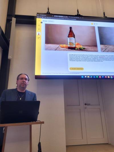 Stefan Walter illustriert dem Publikum die praktische Handhabung von KI im Alltag. 